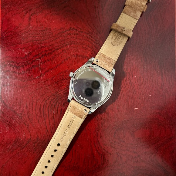 Women’s Fossil Watch - Picture 2 of 3